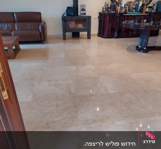רצפה מבריקה ונקייה בחדר עם רהיטים